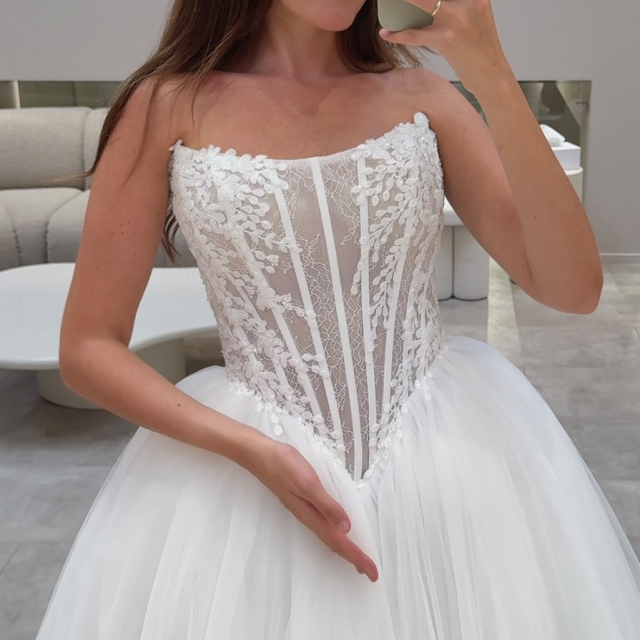 Hey 2027 Brides 🤫🤍

Wir sehen jetzt schon drei Trends, die nächstes Jahr richtig groß werden! Square Ausschnitt, Chantilly Spitze und die Basque Waist. Drei komplett unterschiedliche Looks, aber alle mit diesem modernen Bridal Vibe, den wir gerade so sehr lieben 🥹🤍 #brautkleidtrends 

1. @mwlbride Asher
2. @mwlbride Zak
3 @abellabride Luna