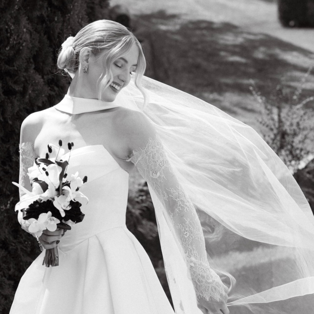 Felicitas & Yannick 🤍

Schon seit der Schulzeit kennen sich die beiden und irgendwann wurde aus dieser gemeinsamen Geschichte ihre ganz eigene Love Story. 🤍 Ihre Hochzeit war clean, minimalistisch und modern, mit einem eleganten Black Dresscode für die Gäste. Und auch beim Kleid war das Gefühl sofort da! Als Felicitas es anhatte, hat sie es einfach gespürt. Dieses kleine „Das ist es“-Gefühl, auf das man bei der Brautkleidsuche manchmal einfach wartet ✨ Sie sah sooo toll aus! Alles Liebe für euch!!

Bride: @felicitas.pla 
Location: @landgasthof_gut_ahe 
Photo: @purelights_ & @a.linde.fotografie 
Dress: @missstellayork SY8084
