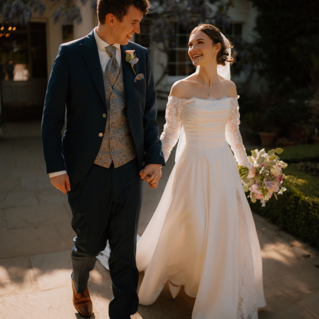 Lisa & Simon 🤍

Seit ihrer Jugend gehen Lisa & Simon schon gemeinsam durchs Leben und jetzt durften sie ihre ganz eigene Love Story feiern✨ Geheiratet haben die beiden in einem wunderschönen, denkmalgeschützten englischen Herrenhaus, umgeben von zarten Pastelltönen in Blau, Lila und Rosa. Eine Kulisse, die einfach perfekt zu ihrem romantischen Hochzeitstag gepasst hat. Und beim Kleid hat Lisa insgesamt fünf anprobiert und am Ende wurde es tatsächlich das allererste und sie sah toll aus! 🥹🤍Wir danken euch, dass wir ein Teil eurer Geschichte sein durften 🫶🏼

Bride: lisloy
Location: @pembroke_lodge 
Photo: @bigdayproductionsphotography 
Flowers: @fineflowersco 
Dress: @madilanebridal Ward
Rentals: @hostwithstyle_rentals