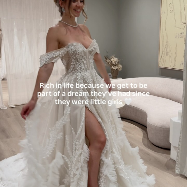 Wir dürfen dabei sein, wenn aus einem Kindheitstraum plötzlich Realität wird. Wenn eine Braut sich zum ersten Mal in ihrem Kleid sieht, ihr Herz schneller schlägt und sie weiß „Das ist es.“ 🥹🤍 Genau diese Momente sind für uns unbezahlbar. Und genau deshalb lieben wir, was wir tun! DANKE DANKE DANKE für euer Vertrauen! ✨