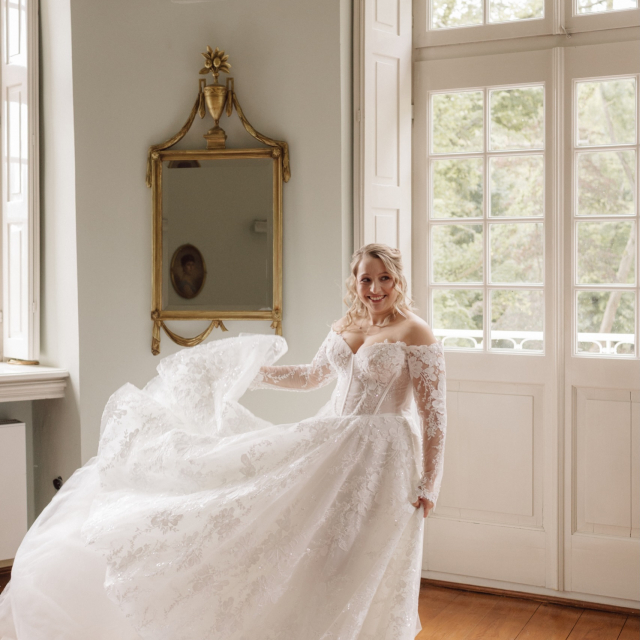 Janine & René 🤍

Elegant, romantisch, emotional und dabei ganz zeitlos. Genau so lässt sich Janines & Renés Hochzeit beschreiben. ✨ Mit Weiß, Rosé und Champagner, ganz vielen floralen Details und einer traumhaften Atmosphäre haben die beiden ihren großen Tag gefeiert. Und mittendrin: Janine in ihrem wunderschönen Traumkleid von @evalendel 🥹🤍

Was uns aber ganz besonders freut? Janine hat unsere Beratung als persönlich, herzlich und überhaupt nicht aufdringlich empfunden. Ein schöneres Kompliment könnten wir uns kaum wünschen. 🤍

Liebe Janine, lieber René, wir wünschen euch von Herzen alles Liebe für eure gemeinsame Zukunft und bedanken uns für die wunderschönen Einblicke in euren großen Tag. ✨

Bride: @janinecigale 
Location: @schlossarff.events 
Photo: @heidiknaust.weddings 
Traurede: @carolinmaria_traurednerin 
Music: @varietymusicofficial 
H&M: @madonner_grevenbroich 

BRIDE
WEDDING 
HOCHZEIT