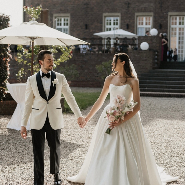 Lea & Daniel 🤍
Lea wusste schon bei der Suche nach ihrem Kleid, dass sie gerne auf Dinge vertraut, von denen sie bereits Gutes gehört hat. Und weil sie selbst ein sehr visueller Mensch ist, hat ihr unsere große Auswahl direkt das Gefühl gegeben, dass sie bei uns genau das Richtige finden wird ✨ Und genau so kam es dann auch. 🤍
Eine elegante, minimalistische A-Linie, die einfach perfekt zu ihr gepasst hat. Und in Kombination mit ihrer Hochzeit im Old-Money-Stil war der Look einfach ein Traum 🥹
Liebe Lea, lieber Daniel, wir wünschen euch von Herzen alles Liebe für eure gemeinsame Zukunft und ganz viel Liebe für euch 🫶🏼
Dress: @essenseofaustralia
Bride: @lea_sichau
Location: @schloss.diersfordt
Photo: @juliaschiffers.de
Styling: @jilmailin
Flowers: @liebesbluetehansel
Catering: @paulsstern