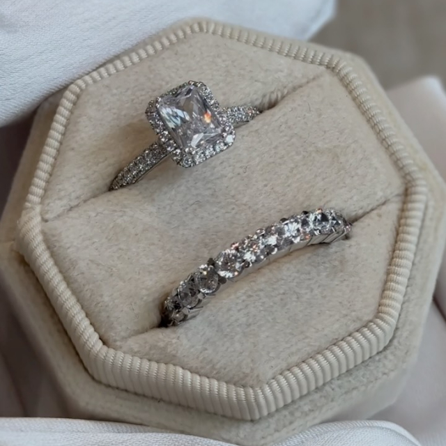 I mean…it‘s perfect? 🥹 Bei uns in der Brautblüte findet ihr nicht nur Brautkleider, sondern auch traumhafte Verlobungs- und Eheringe! 💛 #engaged