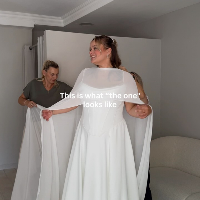 Da ist dieses eine Gefühl, wenn du DEIN Kleid gefunden hast. Irgendwie schwierig zu beschreiben aber oft sehen wir es in den Augen unserer Bräute.🤍 Sieht unsere Vera nicht einfach traumhaft schön aus?
Dress by @missstellayork 🤍✨