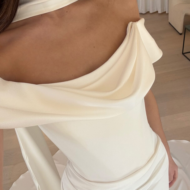Minimalist bride aesthetic in full display ✨ Welches Gefühl löst dieser Look bei dir aus? Wir lieben BROOKS by @mwlbride auf jeden Fall sehr! 🤍 #minimalistbride