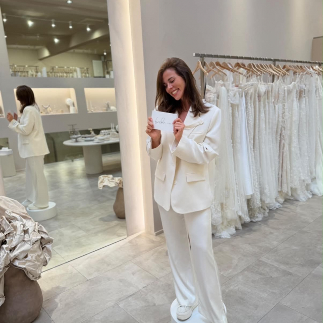 ✨ LAST WEEK IN PICS ✨

Wir nehmen euch wieder einmal kurz mit hinter die Kulissen unserer Brautblüte-Woche.

01 | Happy Bride in Köln
Wieder durften wir viele wunderbare Bräute auf dem Weg zu ihrem Traumkleid begleiten und glücklich machen.

02 | Kleiner Glücksbringer in Krefeld
Manchmal braucht es für gute Laune nur einen kleinen rosa Axolotl in der Hosentasche 😀

03 | Verstärkung im Outlet
Nick, der Sohn von Jenna, und seine Freunde haben uns tatkräftig beim Umräumen und Tragen im Outlet unterstützt.

04 | Jenna goes Podcast
Diese Woche hat Jenna Rockstein Fotografie @rockstein.fotografie ein Interview für ihren Spotify-Podcast gegeben. Offen, persönlich und ziemlich lustig.

05 | Kleiner Besuch in Düsseldorf
Manchmal sind es einfach die kleinsten Besucher, die sofort alle Herzen gewinnen 🐶

06 | Julia vs. Kartons
Für die Erweiterung unseres ersten Obergeschosses in Düsseldorf kommt aktuell immer mehr an. Store Managerin Julia mittendrin im Karton-Chaos.📦

07 | Nervennahrung fürs Team
Eine unserer Kooperations-Schneiderinnen hat uns zum Saisonabschluss mit vielen Leckereien überrascht und verabschiedet sich nun in den Mutterschutz.

08 | Safety first
Julia und Laura aus Düsseldorf sind ab sofort offiziell ausgebildete Ersthelferinnen.⛑️

09 | Mama-Laura-Catering
Lauras Mama hat unser Team wieder einmal überrascht – diesmal mit selbstgekochter Kürbissuppe und Brot.

10 | Wenn Jenna kurz in eine andere Welt muss …
… dann am liebsten in eine sehr bunte. Diese Woche ging es ins Supercandy Pop-up Museum in Köln.

11 | Eine Jenna reicht manchmal nicht
Manchmal würden wir uns tatsächlich wünschen, unsere Geschäftsführerin ließe sich vervielfachen.

Und wenn alles mal wieder ein bisschen zu ernst wird: sich selbst nicht zu ernst nehmen, über sich selbst lachen können und die Freude nie verlieren 🫶