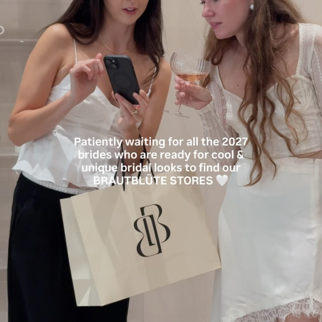 An alle Bräute, die gerade in die Planung starten und nach einem Look suchen, der genauso individuell ist wie sie selbst 🥹🫶🏼 Wir können es kaum erwarten, euch bei uns im Store zu begrüßen. Gerade kommen auch so viele neue Brautkleider bei uns an, von denen wir euch natürlich ganz bald noch mehr zeigen werden 🤍 #newseason #bridetobe