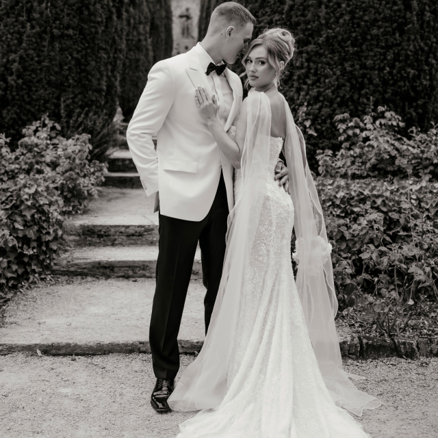 Part 2 | Pure Elegance for the Civil Wedding! Dieses figurbetonte @millanova Kleid war wie für Danielle gemacht 🥹 Ein absoluter Traum-Look für das Standesamt, in den wir uns immer wieder neu verlieben! Photos by @valeriakaschade_photography 🫶🏼