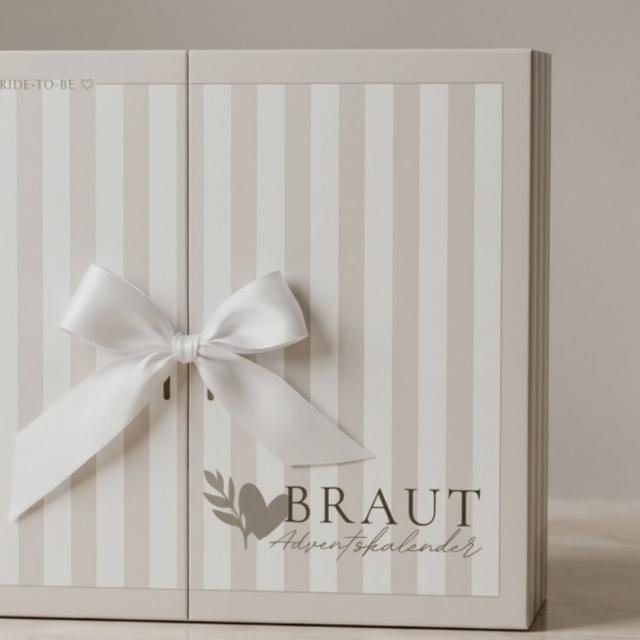 Werbung 💫 Bridal Adventskalender Giveaway ✨

Wir versüßen euch die Adventszeit! Für alle Brides-to-be haben wir ein ganz besonderes Highlight vorbereitet, das eure Verlobungs- und Hochzeitsreise noch schöner macht 🤍

So bist du dabei:
✨ Folge @brautbluete, @hochzeitdetail & @glamydays 
✨ Like diesen Beitrag
✨ Markiere 2 Personen in den Kommentaren, die in deiner Verlobungs- & Hochzeitszeit auf keinen Fall fehlen dürfen 

Tipp für extra Glück: Du kannst so oft kommentieren, wie du möchtest - jede neue Markierung zählt als ein zusätzliches Los! 🍀

Das Gewinnspiel endet am Sonntag, 11.10.26 um 23:59 Uhr. Wir drücken allen zukünftigen Bräuten und ihren Herzensmenschen ganz fest die Daumen & wünschen euch viel Glück! 

Das Gewinnspiel steht in keiner Verbindung zu Instagram/Meta und wird in keiner Weise von Instagram gesponsert, unterstützt oder organisiert. Teilnahme ab 18 Jahren mit Wohnsitz in Deutschland. Keine Barauszahlung, der Rechtsweg ist ausgeschlossen.