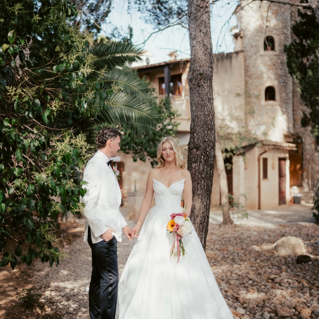 Nona & Thomas auf Mallorca 🤍

Schon als kleines Mädchen hat Nona von ihrer absoluten Traumhochzeit geträumt und mit Thomas an ihrer Seite jemanden gefunden, der ihr genau diesen Traum erfüllt hat. Für das Ja-Wort unter der Sonne Mallorcas hat sich Nona für eine klassische A-Linie von @wona_concept entschieden. Zeitlos, edel und mit diesem perfekten modernen Touch. Vom emotionalen Moment beim Einzug bis hin zur ausgelassenen Party bis tief in die Nacht war es einfach ein unvergesslicher Tag. ✨

Liebe Nona, lieber Thomas, wir wünschen euch von Herzen nur das Allerbeste für eure gemeinsame Zukunft! Danke, dass wir Teil deiner Reise sein durften! 🥲🫶🏼

Bride: @itsmenona_b 
Location: @landhotelmallorca 
Photo: @olivetheory.de 
Deko: @gloriaeventsmallorca 
Catering: @mb.catering.mallorca