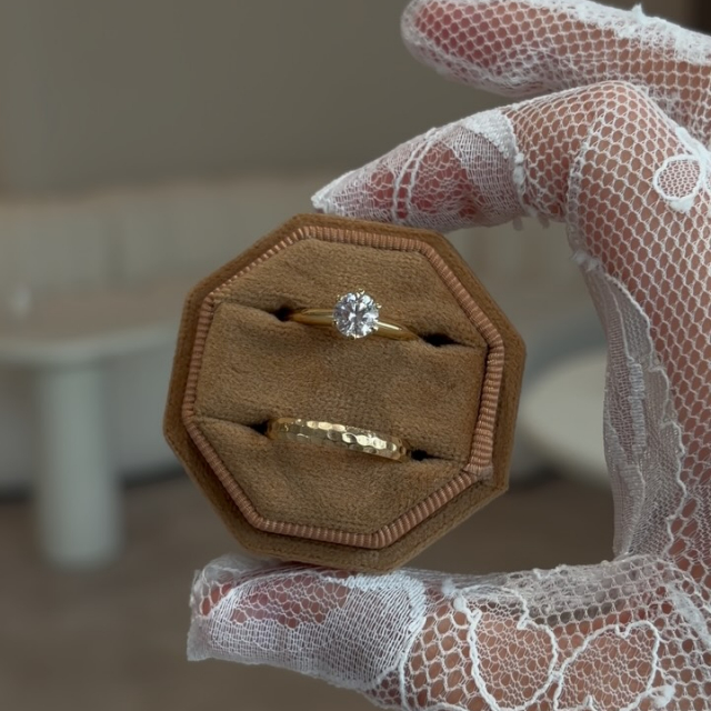 Gold, Silber oder Rosé Gold? ✨ Drei verschiedene Kombinationen, drei komplett unterschiedliche Vibes. Und genau das lieben wir an Ringen. Man kann sie ganz nach seinem eigenen Stil kombinieren, mixen und layern. Wir beraten euch dazu ganz individuell und persönlich 🤍