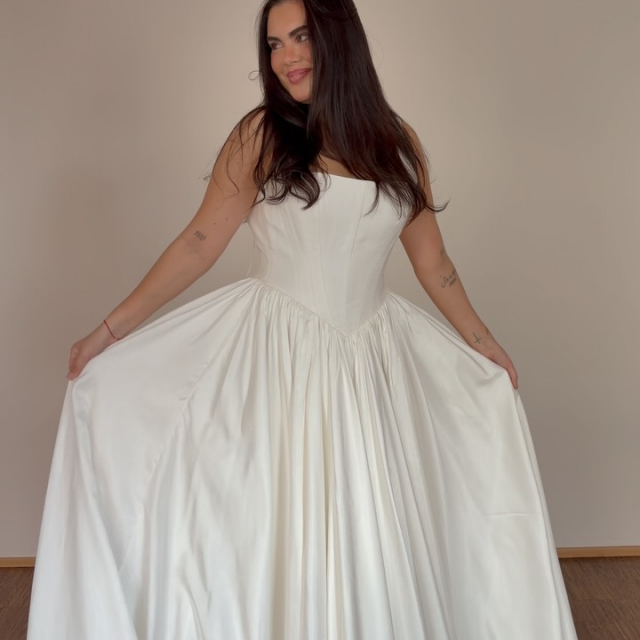 ADELINE & ORLENA ✨ Wenn du dich nur für EIN Kleid entscheiden könntest, welches wäre es dann? Wir lieben beide sehr und sie sind auch in einem ähnlichen Stil - entscheiden sich dennoch in den kleinen Details 🧡
1. @mwlbride Adeline verfügbar in Düsseldorf
2. @heracouture Orlena verfügbar in Düsseldorf
