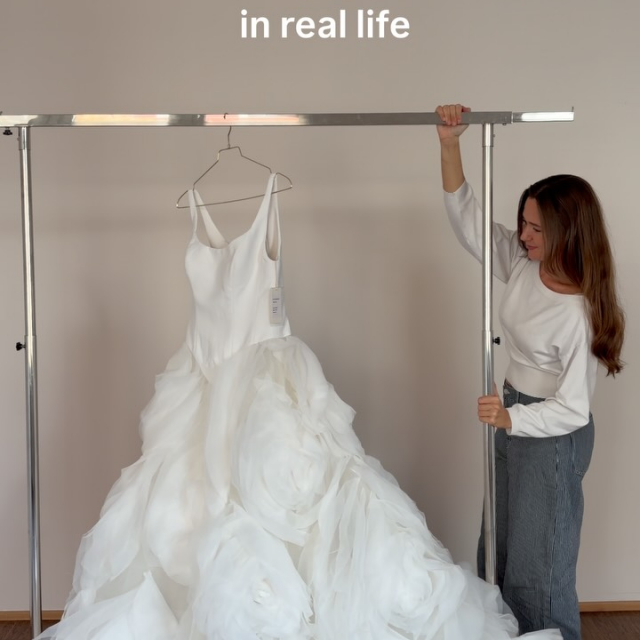 On the hanger vs. in real life 🤍 Es ist natürlich ein großer Unterschied, ob man ein Kleid nur auf dem Bügel sieht, oder wirklich angezogen. Diese großen Blüten und die tiefe basque waist machen das Kleid GRONINGEN einfach zu einem absoluten Statement! 🫶🏼