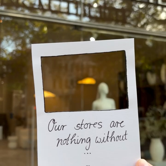 Brautblüte Team Part 1 - our stores are nothing without them 🤍✨ Hinter jedem eurer unvergesslichen Momente, jeder Freudenträne bei der Anprobe und jedem Ja-Wort-Gänsehautmoment steht ein ganz besonderes Team.
Danke, dass ihr die Brautblüte zu dem Ort macht, der er ist! Welches unserer Mädels hat deinen Traum-Termin begleitet? Hinterlass ihr unbedingt ein bisschen Liebe in den Kommentaren! 🧡 Und wollt ihr auch die anderen Mädels sehen? Dann gibt es bestimmt bald einen Part 2 🤫