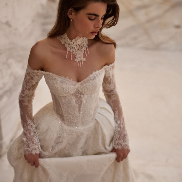 MARIA by @millanova 🤍 Wir sind ehrlich: Bei diesem Kleid fehlen uns fast die Worte! Das Modell Maria von Milla Nova ist einfach pure Couture. Dieses transparente Korsett, die feine Spitze und das passende Spitze-Choker machen den Look absolut unvergesslich.  Ein absoluter Traum für alle Bräute, die am Hochzeitstag ein richtiges Fashion-Statement setzen wollen.

Komm vorbei und probier es an, exklusiv in unserem Milla Nova Shop-in-Shop bei uns in der Brautblüte in Köln ✨