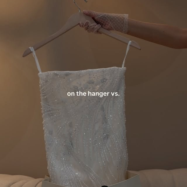 ATLAS by @wona_concept ✨ On the hanger vs. on the body 🤍 Diese figurbetonte Meerjungfrauen-Silhouette zaubert eine atemberaubende Form, während die schimmernde Spitze für diesen sanften Glamour-Glanz sorgt. Ein absolutes Highlight ist vor allem das strukturierte Korsett mit Rücken-Schnürung und der gerade Dekolleté-Ausschnitt. Verfügbar bei uns im @brautbluete Store in Köln 🤍