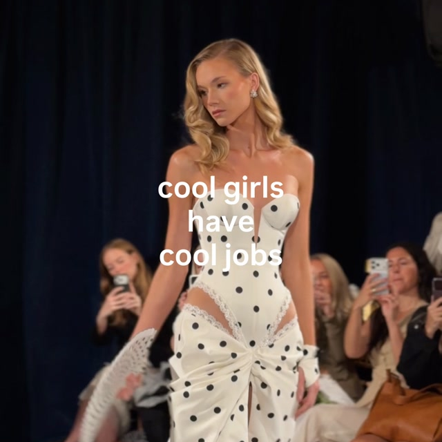 Diese Woche gibt’s mal eine etwas andere Art von Rückblick 🤍 Was für eine unvergessliche Zeit liegt bitte hinter uns? Die New York Bridal Fashion Week war für unser Team ein absoluter Rausch aus Inspiration, Traumkleidern ganz viel Liebe! Wir haben so viele Shows besucht, unzählige Momente geteilt und - das Beste daran - die absolut SPEKTAKULÄRSTEN Kleider für die neue Saison für euch geordert! Also seid gespannt 🤫

Wir können es kaum erwarten, diese neuen Designer-Träume endlich an euch zu sehen! 🥹✨#nybfw