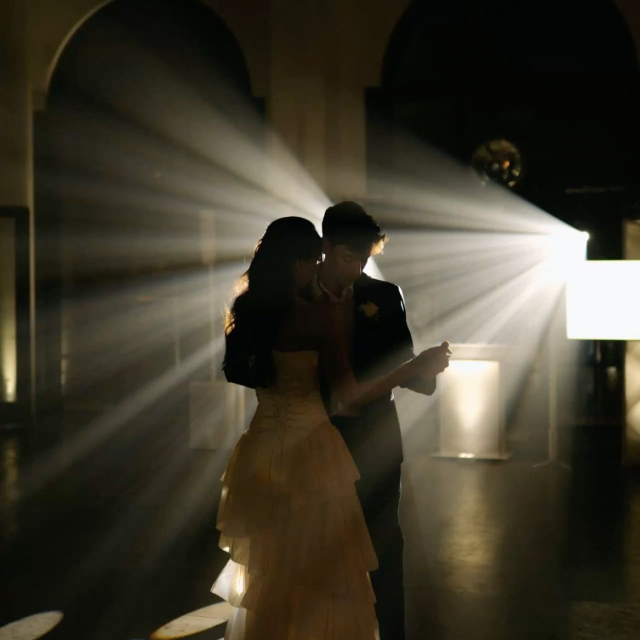 NICE TO KNOW✨
Wusstest ihr das schon? “Der erste Tanz” war ursprünglich gar nicht für das Brautpaar gedacht. Früher eröffnete das Brautpaar den Tanz gar nicht selbst, sondern der Ehrengast oder Gastgeber bat zum ersten Tanz -oft ein Adeliger, der Brautvater oder ein befreundetes Paar.
Der Brautpaartanz als romantischer Moment kam erst im 19./20. Jahrhundert in Mode- vor allem durch Film, Musik & Fotografie.